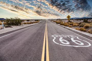 Fotobehang Route 66 in de woestijn met schilderachtige lucht. Klassiek vintage beeld met niemand in het frame. © Paolo Gallo