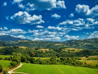 Obraz premium La Lessinia è un'area geografica delle Prealpi venete (Prealpi Veronesi, Vicentine e Gardesane) situata per la maggior parte nella provincia di Verona e, solo parzialmente, in quelle di Vicenza e di T