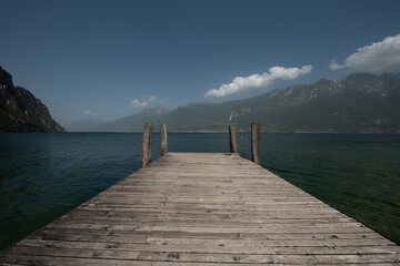 Pontile sul lago in una bella giornata