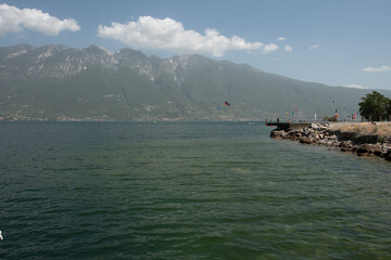 vista sul lago e montagne con kite-surf