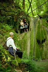 Nature explore cascade homme randonnée sac à dos - aventure exploration tourisme