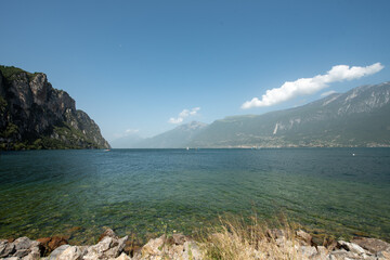 vista sul lago e montagne, giornata di sole