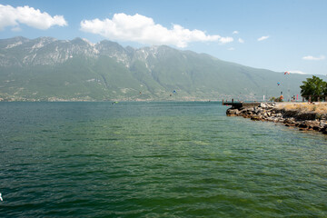 vista sul lago con cielo limpido