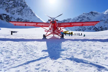 Photo sur Plexiglas Anti-reflet Denali red plane on glacier