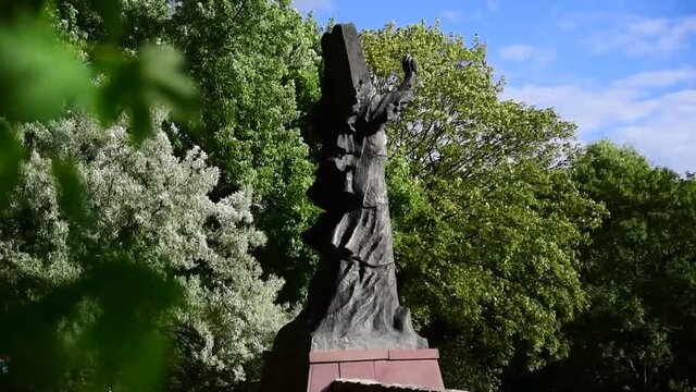 Pomnik Mojżesza w parku, w miejscu spalonej w 1939 roku Synagogi Alte Szil w ł&oacute;dzkim getcie