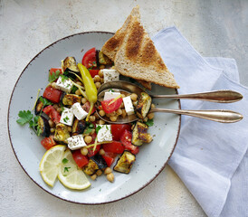Kichererbsen mit Auberginen und Tomaten