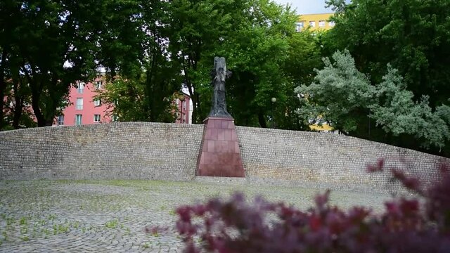 Pomnik Mojżesza w parku, w miejscu spalonej w 1939 roku Synagogi Alte Szil w ł&oacute;dzkim getcie