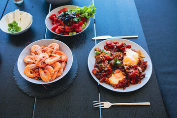 Shrimp bowl. King prawns. Large shrimp with champagne. Shrimp with beer. Shrimp by the sea. Shrimps on the table. Seafood. Delicious grilled seafood. Summer food on the table. Food on the street