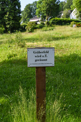 Hinweistafel auf die Räumung eines Gräberfeldes