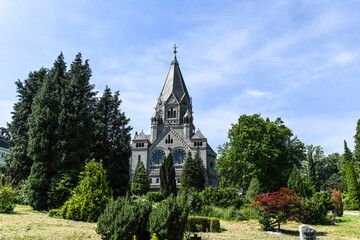 Fototapeta na wymiar schöne alte Kirche auf einem Wuppertaler Friedhof