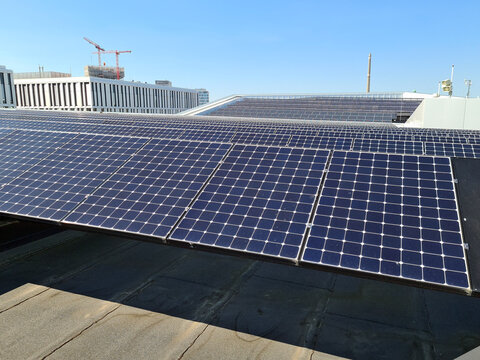 photovoltaik anlage auf einem dach