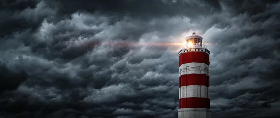 Poster Bekijk op tyfoon, orkaan, tornado, vuurtoren en regenhemel. Panoramisch uitzicht op de stormachtige lucht, de vuurtoren en de donkere wolken. Concept op het thema van weer, natuurrampen, tornado& 39 s, tyfoons. © Tryfonov