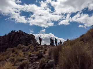 people in the horizon / gente en el horizonte; Primer portillo del volcán Iztaccíhuatl en el Parque Nacional Izta-Popo Zoquiapan, México.	