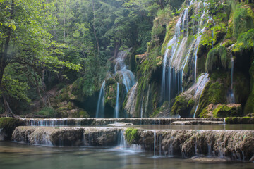 Fototapeta na wymiar cascade des tufs dans le Jura en été en France