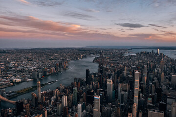 Fototapeta premium An Aerial View of Midtown Manhattan and Roosevelt Island in New York City