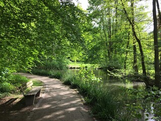 Mohns Park in G&uuml;tersloh, Ostwestfalen-Lippe, Parkanlage mit Weg, Teich und B&auml;umen