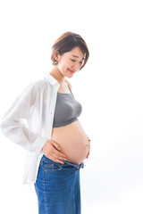 笑顔の若い妊婦
