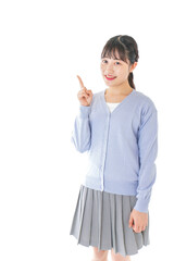指を指す若い女性
