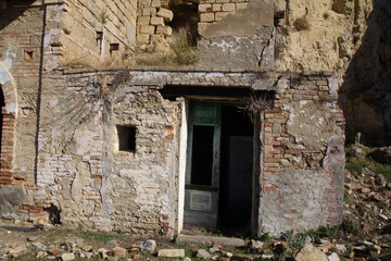 Fototapeta na wymiar old abandoned house in craco, italy