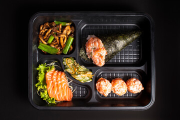 shimeji, temaki, sunomono, sashimi and joe in disposable packaging of Japanese food in Brazil
