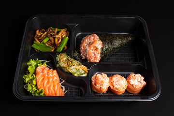 shimeji, temaki, sunomono, sashimi and joe in disposable packaging of Japanese food in Brazil