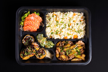 rice with legumes, sashimi, sunomono, hot roll and meat with potato in packaging for Japanese food delivery in Brazil