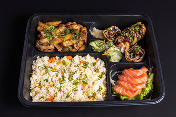 rice with legumes, sashimi, sunomono, hot roll and meat with potato in packaging for Japanese food delivery in Brazil
