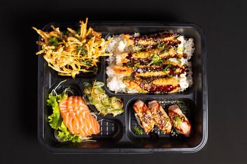 tempura, sashimi, grilled salmon niguiri, sunomono, rice and fried fish in packaging for Japanese food delivery in Brazil