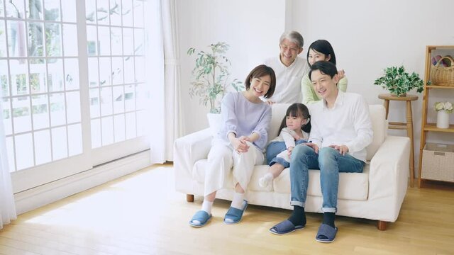 笑顔で団欒する三世代家族　ファミリーイメージ　二世帯住宅　スローモーション