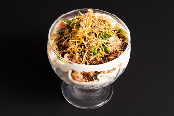 bowl with meat, catupiry and potato straw