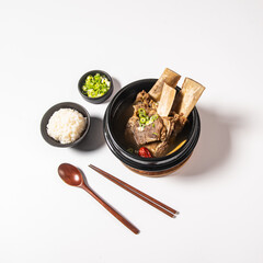 고기 베이스로 끓여 시원하고 맛있는 갈비탕