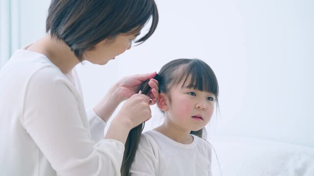 髪を結んでもらう女の子　爽やかな育児イメージ　スローモーション