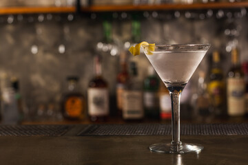 Vésper Martini drink in a bar environment