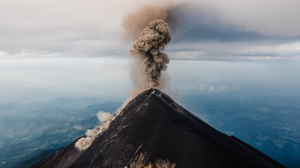 Volcan de fuego, explosion cratère de feu