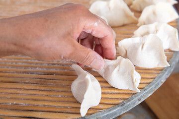 Fototapeta na wymiar Arrange the wrapped dumplings