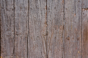 Textura de madera vieja de ventanas y puertas desgastadas por el tiempo con grietas y clavos...