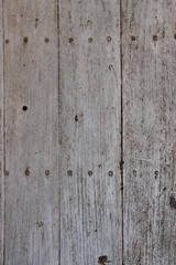 Fototapeta na wymiar Textura de madera vieja de ventanas y puertas desgastadas por el tiempo con grietas y clavos oxidados