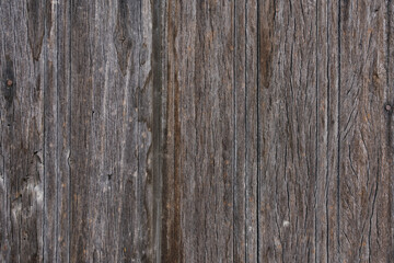 Textura de madera vieja de ventanas y puertas desgastadas por el tiempo con grietas y clavos...