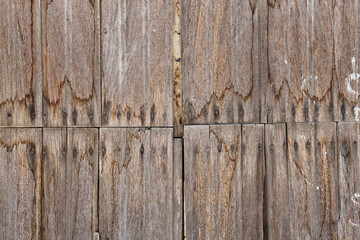 Textura de madera vieja de ventanas y puertas desgastadas por el tiempo con grietas y clavos oxidados