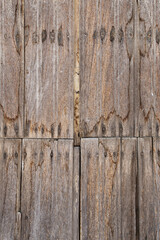 Textura de madera vieja de ventanas y puertas desgastadas por el tiempo con grietas y clavos...