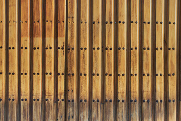 Textura de madera vieja de ventanas y puertas desgastadas por el tiempo con grietas y clavos oxidados