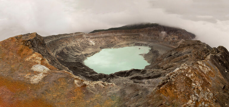 Crater principal volcan Po&aacute;s Costa Rica