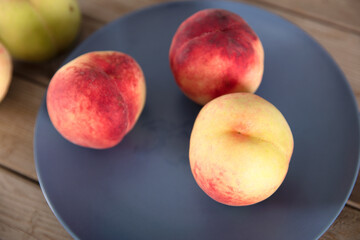 Fototapeta na wymiar Freshly picked fresh peaches