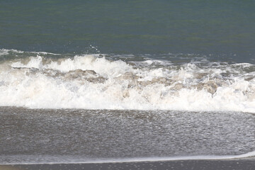 砂浜に打ち寄せる白波
