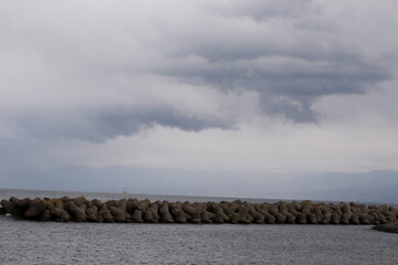 今にも雨が降り出しそうな海沿いの空