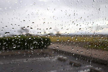 雨粒のついた窓