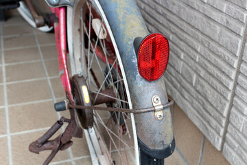錆びた自転車の後輪
