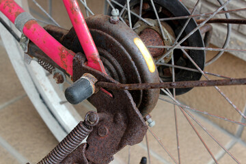 錆びついた自転車の車輪
