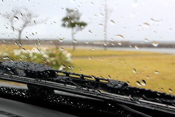 雨の日の車のフロントガラスと水滴