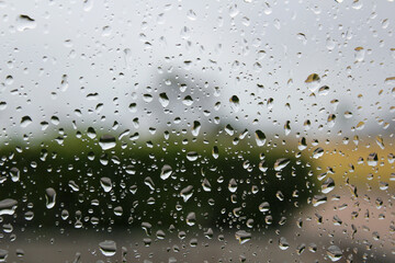 不規則に並んだ窓の雨の水滴